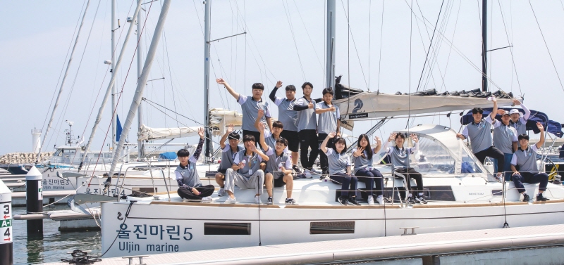 한국해양마이스터고 1학년 32명의 학생들이  요트 항해 교육을 받고 있다.