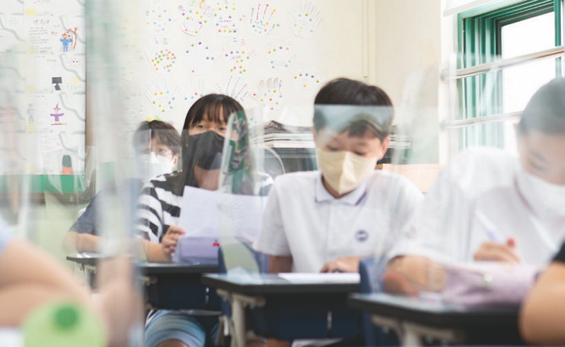 비말 차단을 위해 각 교실에 설치된 투명 칸막이