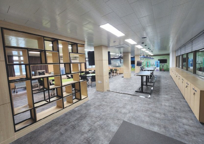포항제철중학교의 첨단 SW교실은 상상력을 자극할 수 있는  공간구성으로 디지털기반 스마트교실의 모범사례로 평가받고 있다. 