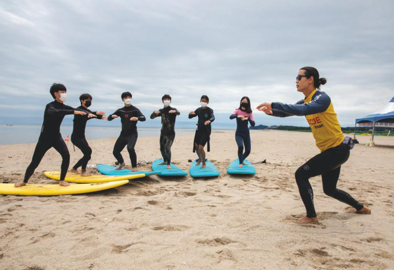 양양서핑학교에서 서핑보드, 구명수트를 무료로 빌려주고  재능기부 형식으로 학생들에게 서핑을 가르치고 있다.