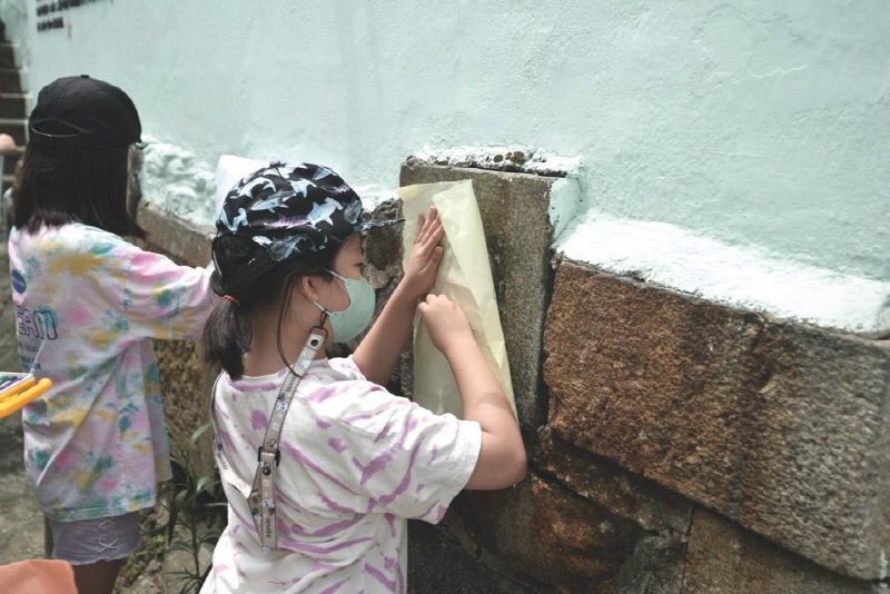 비석문화마을에서 아이들이 비석 탁본 체험을 하고 있다.