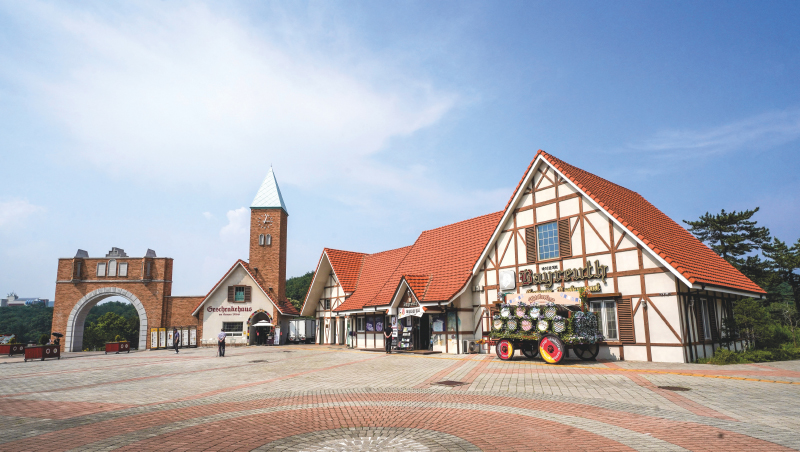 독일마을 가장 높은 곳에 자리한 독일광장. 관광안내소, 기념품숍, 독일음식점 등이 있다.