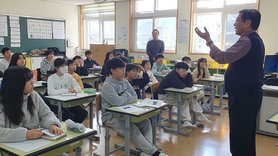 4·3 명예교사 어르신의 설명을 듣고 있는 학생들 (사진: 보목초등학교)