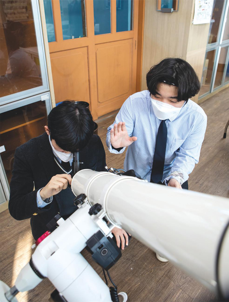 천체관측교실을 운영하기 위해서는 학생들 스스로가 천체망원경을 다룰 줄 아는 것이  필수. 어느덧 반전문가가 된 선배가 후배에게 천체망원경 사용법을 설명하고 있다.