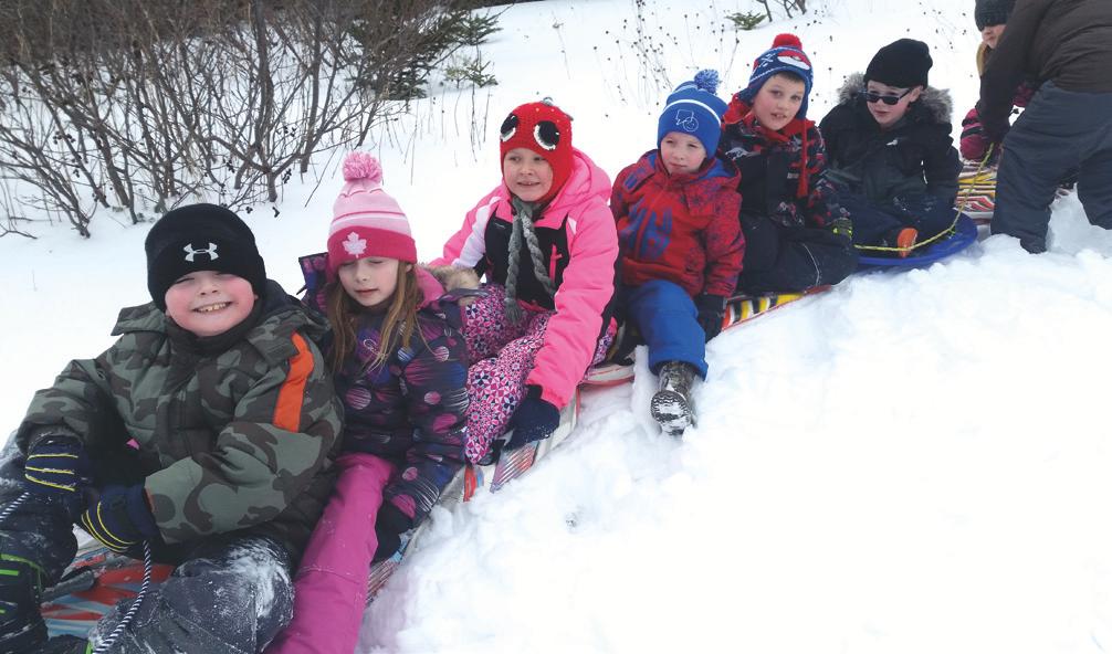 방과후학교 과정 중 눈썰매를 타고  있는 볼티모어 학교 학생들