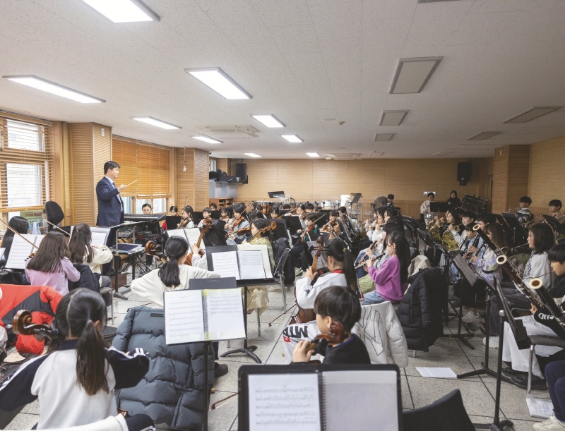 구미왕산초등학교 오케스트라 전진현 지휘자와 단원들이 연습에 몰두하고 있다.