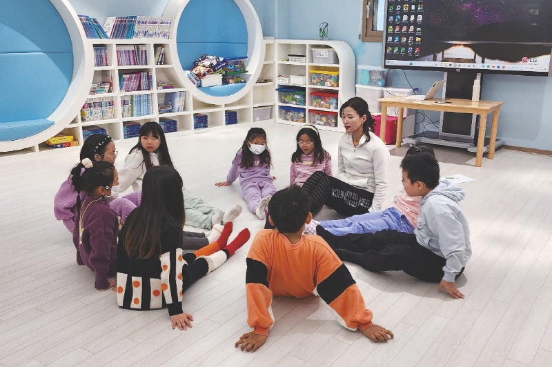 아파트 단지 안에 마련된 마을돌봄교실에서 호수초등학교 아이들이 즐거운 시간을 보내고 있다