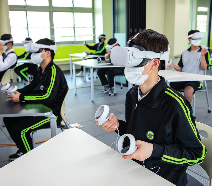 자연환경 탐험을 주제로 한 VR 체험에 나선 학생들