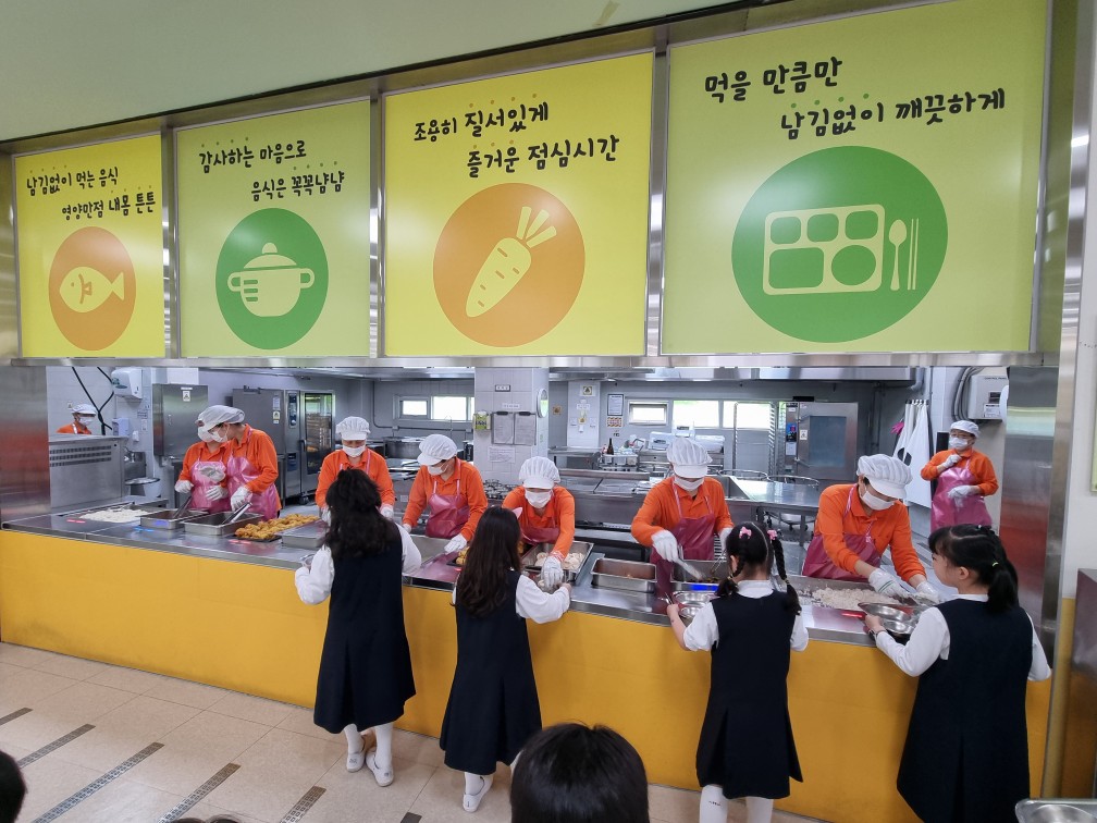 어서 와, 급식실은 처음이지?