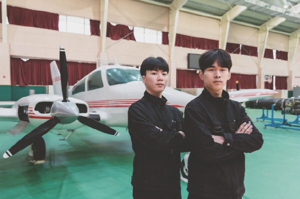 3. 항공정비 실습기종인 경비행기 Cessna172 앞에서 포즈를 취하고 있는 김성우 학생과 송성재 학생