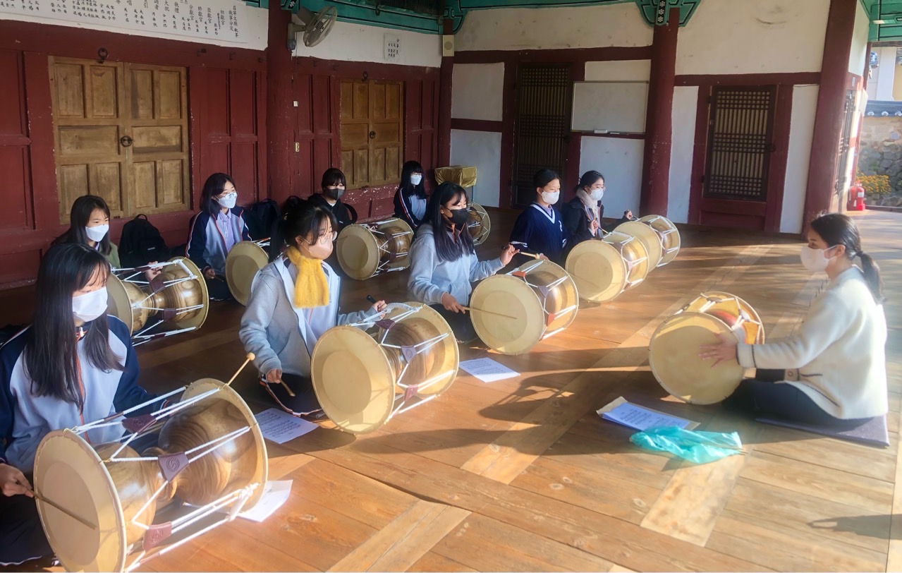 장구 연주와 민요부르기를 배우는 학생들