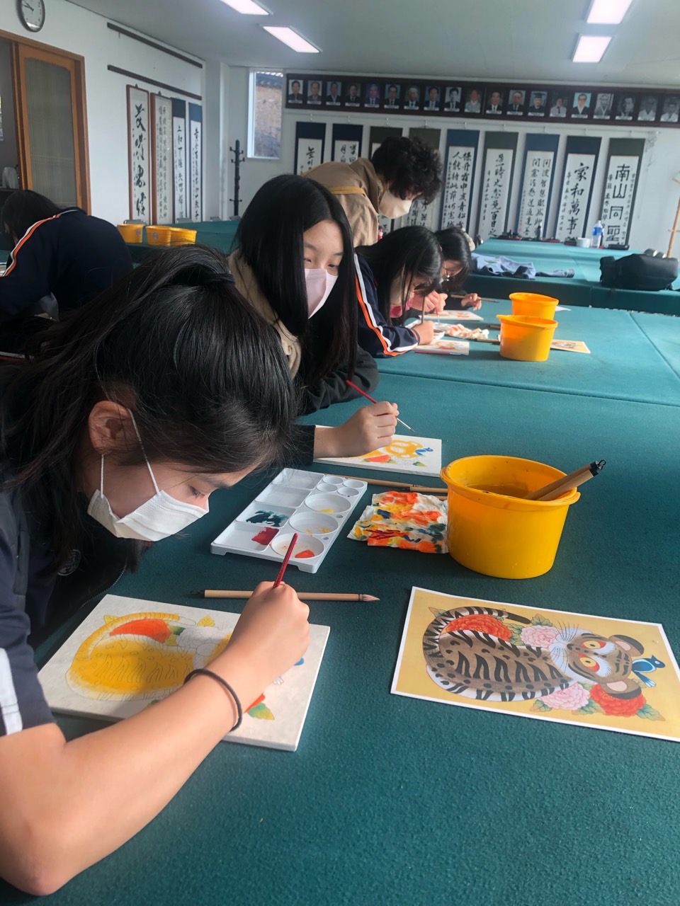 민화 그리기를 배우는 학생들