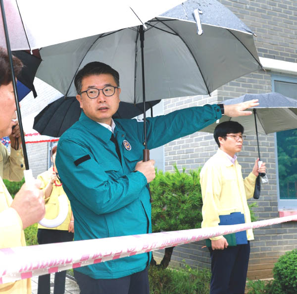 장상윤 차관이 7월 18일 세종 솔빛초등학교를 방문, 학교의 피해상황과  재해복구 현황을 점검하고 있다.