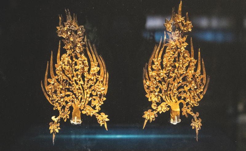 무령왕릉에서 출토된 왕과 왕비의 금제관식. 국립공주박물관에 전시돼 있다.