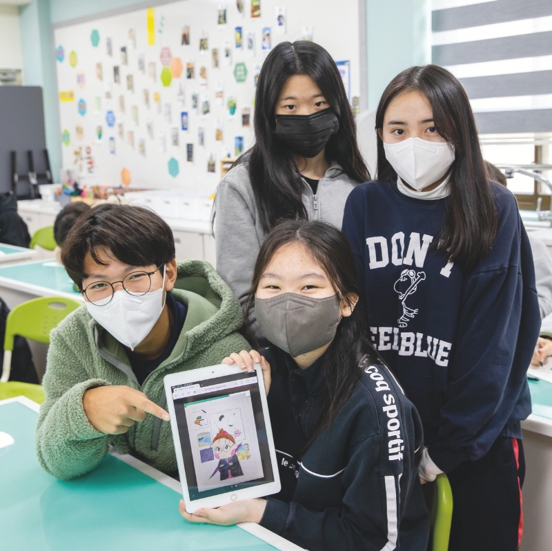 3학년 1반 하유빈 학생이 미술시간에 그린 자화상을 SNS에 업로드해 전시한  것을 친구들과 들어보이고 있다.