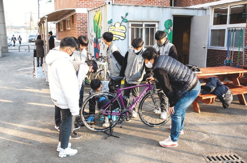 자전거 부품 교환과 실습을 병행하는 학교 뒷마당은 동아리 ‘페달’의 활동 장소다.