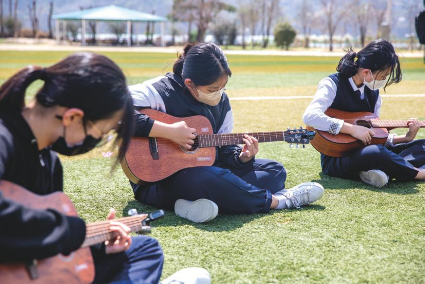 음악 시간. 안의중학교 2학년 학생들이 기타를 연주하고 있다.