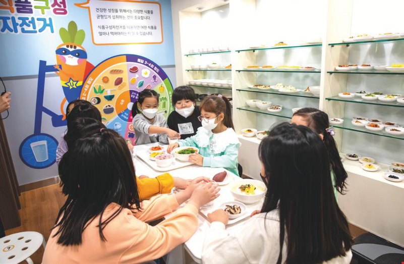 영양교육체험관에서 영양밥상을  차려보는 동평초 2학년 아이들