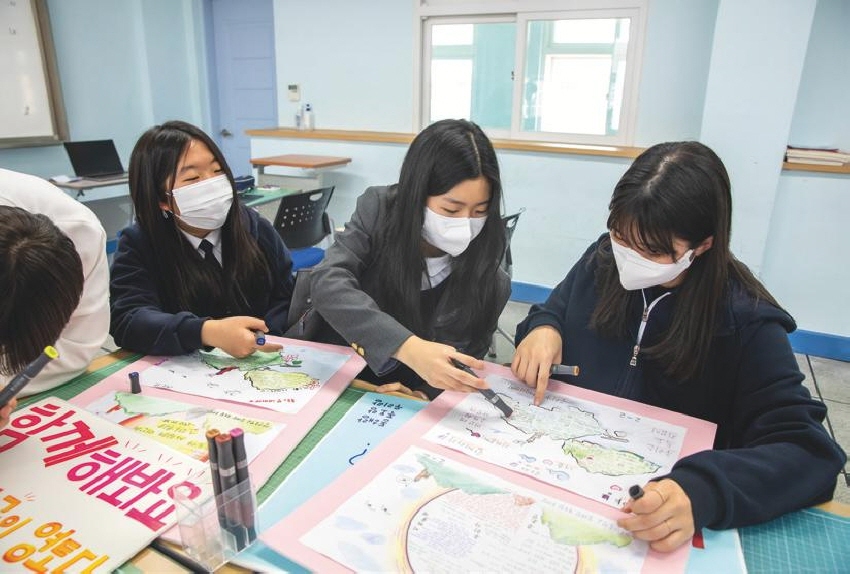 영선중학교 자율동아리 ‘동해랑 독도랑 우리랑’ 학생들이  SNS 홍보자료를 만들고 있다.