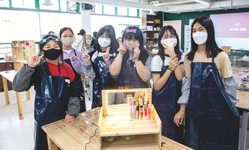 부산 사하초 6학년 학생들이  창의공작소 디지로그교실에서 완성한  목공예 작품을 뽐내고 있다.