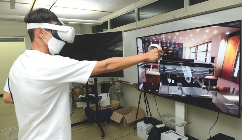 ETRI 연구진이 바리스타 가상 직업훈련을 위한  VR 기술 시연을 하고 있는 모습