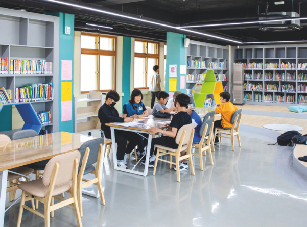 놀이교육지원센터 1층에 있는 ‘책이랑’ 공간에서는 책읽기는 물론, 책을 도구로 활용한 다양한 만들기 활동도 체험할 수 있다. 