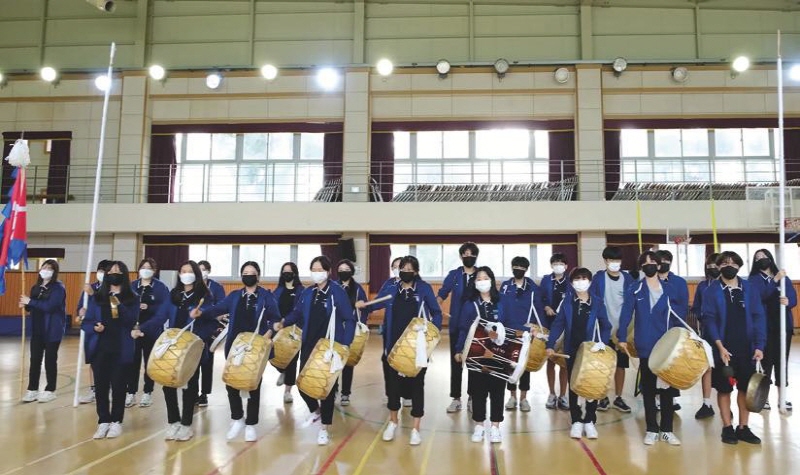 인근 초등학교에서 연습하고  있는 날뫼북춤 동아리 학생들