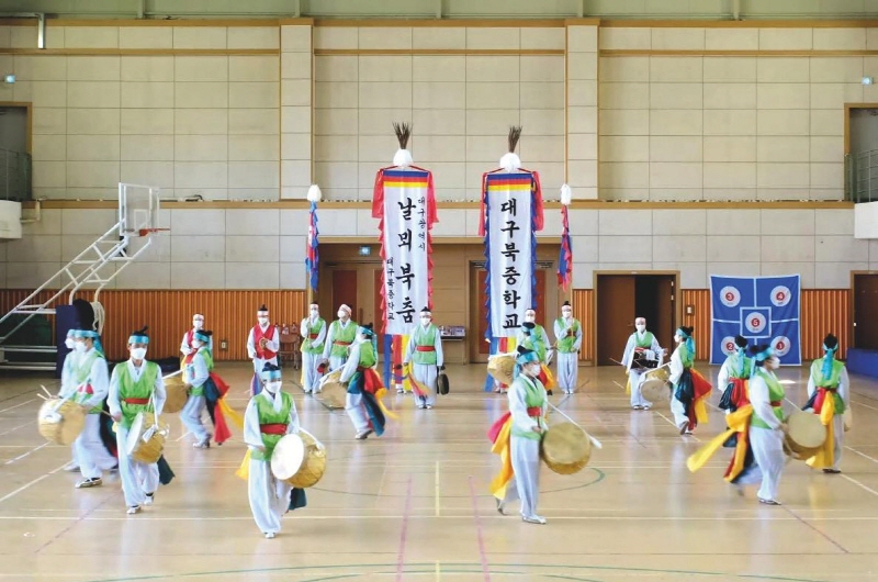 학생들이 대구광역시  무형문화재인 ‘날뫼북춤’을  북소리에 추고 있다.