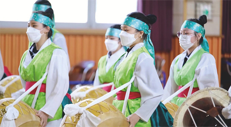 학생들이 대구광역시 무형문화재인 ‘날뫼북춤’을 북소리에 추고 있다.