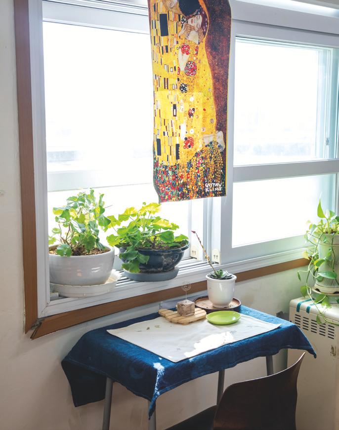시를 읽는 책상. 햇빛 가득한 창가에 초록빛 식물과 명화가  더해져 감성을 일깨운다.