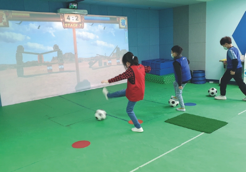 천안오성초 VR 스포츠실에서  체육수업을 하는 학생들