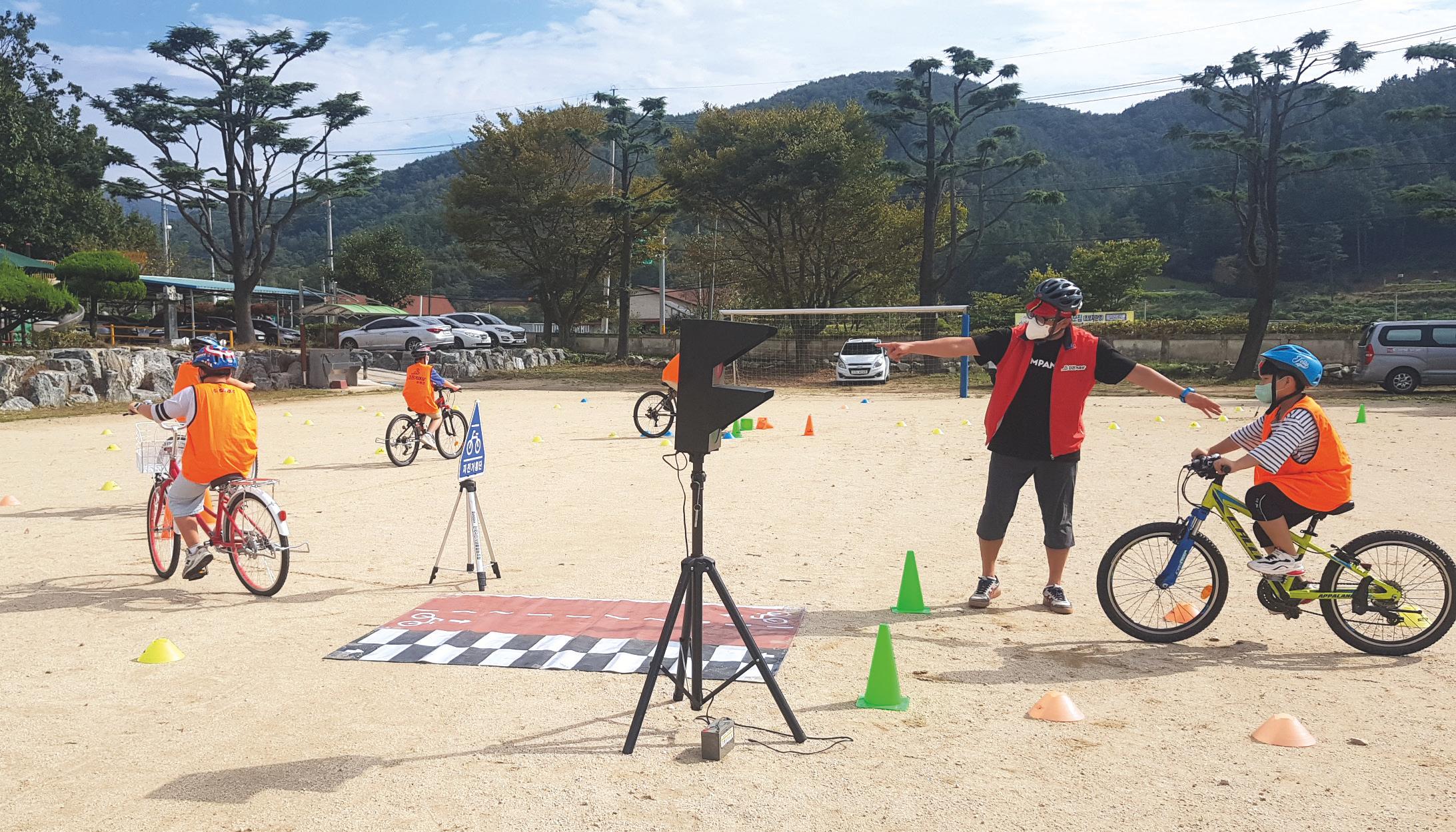 태봉초는 학교-마을교육과정으로 지난해 마을기관 ‘자전거세상’과 함께 자전거 안전교육을 실시했다.