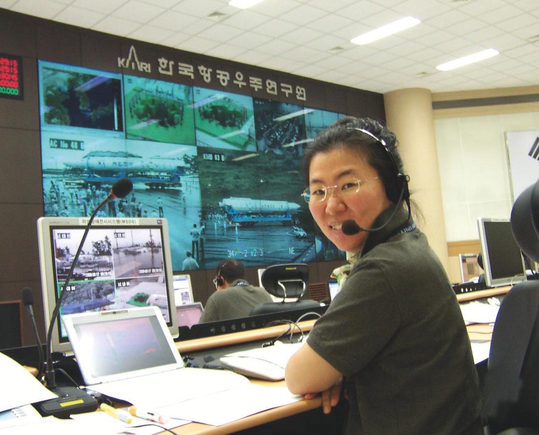 나로호 1차 비행시험 당시  발사지휘센터(MDC)에서  상황을 모니터링하면서  우주센터 내의 현황을 방송을  통해 공지하고 있는 임석희  책임연구원